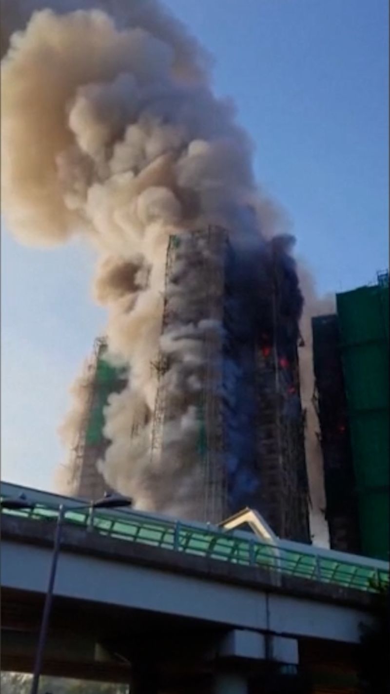 Api Melalap Menara Pengadilan Wang Fuk Dalam Beberapa Menit | berita