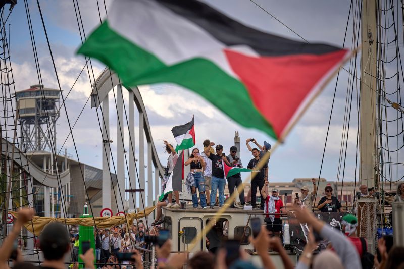 Flotilla meninggalkan Barcelona dalam upaya terbesar untuk memecahkan blokade Israel Gaza | berita