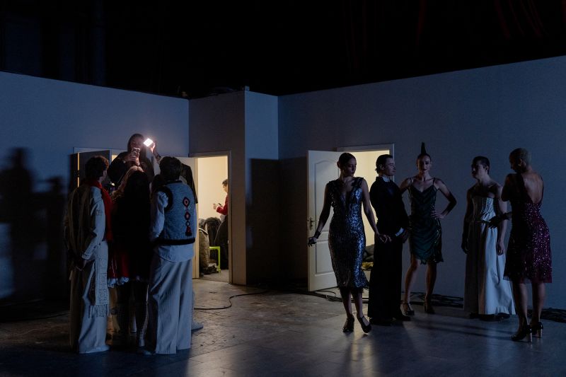 Pemadaman listrik di Ukraina: �Tidak ada alasan untuk berhenti hidup�: Masyarakat Ukraina menemukan cara untuk mengatasi pemadaman listrik ketika Rusia menghancurkan sistem energi | berita