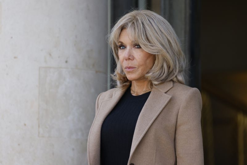 Penggunaan cercaan seksis oleh Brigitte Macron memicu kemarahan di Prancis | berita