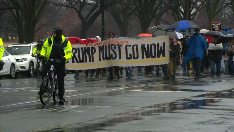 Protes anti-ICE berkumpul di depan Gedung Putih | Politik berita