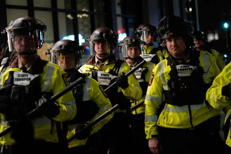 Ratusan petugas imigrasi lainnya menuju ke Minneapolis saat ketegangan berkobar setelah penembakan ICE yang fatal | berita